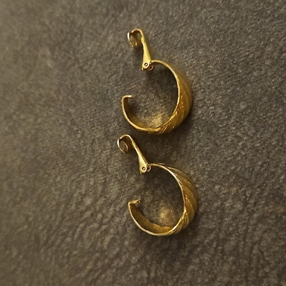 3/$30 VTG Goldtone Textured Hoop Clip-on Earrings - Picture 6 of 7